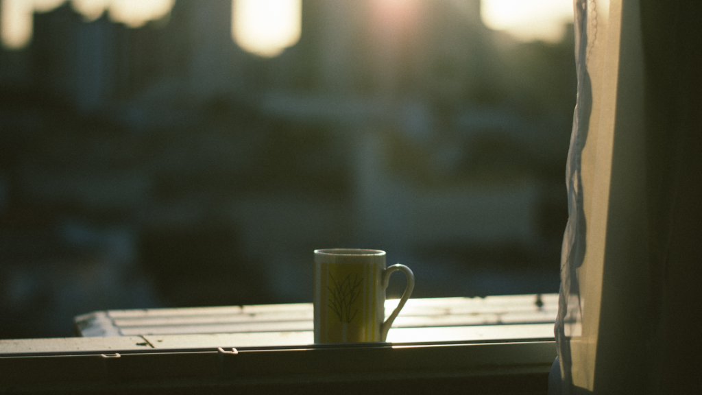 朝の光がさし込む窓辺とコーヒー(心を整える朝の時間)